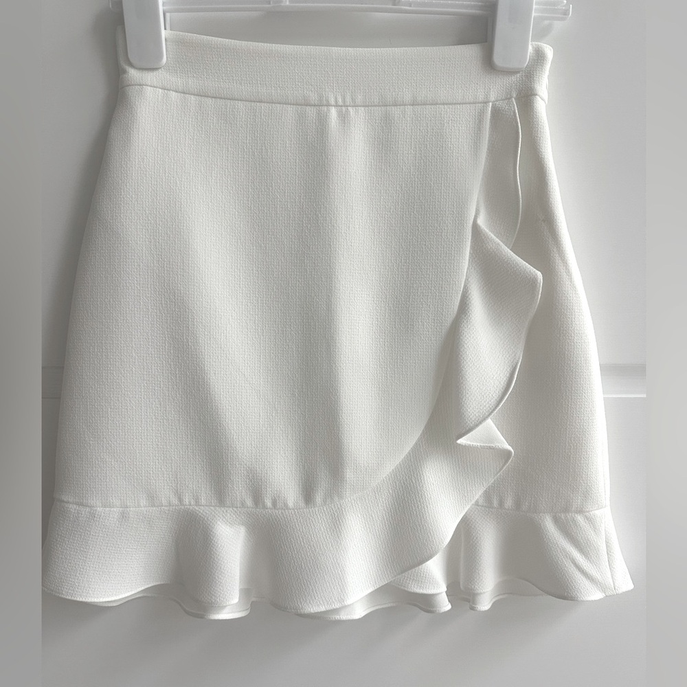 Club Monaco off white ruffled mini skirt in size zero